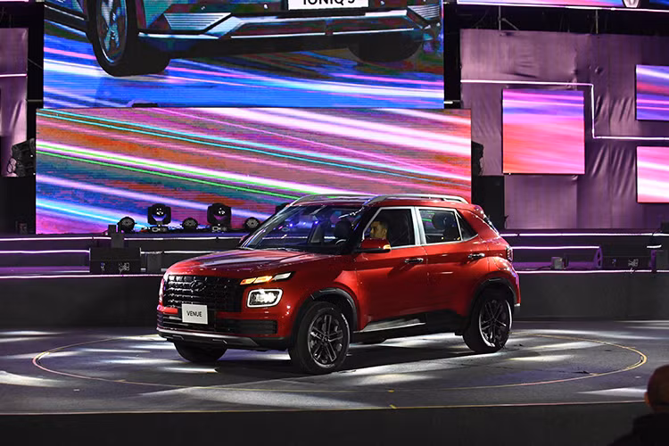 Mẫu xe SUV cỡ A - Hyundai Venue giá rẻ ra mắt lần đầu tiên tại New York Motorshow 2019, và phiên bản cải tiến nâng cấp được giới thiệu vào năm 2022. Chiếc xe gây ấn tượng về thiết kế cá tính, được trang bị những tiện nghi hiện đại cùng những công nghệ ứng dụng hàng đầu.