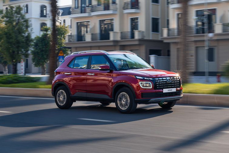 Xe được hưởng chế độ bảo hành 5 năm hoặc 100.000km tùy điều kiện nào đến trước. Mức giá xe Hyundai Venue 2024 phiên bản 1.0 T-GDi công bố là 539 triệu đồng; Hyundai Venue 1.0 T-GDi Đặc biệt là 579 triệu đồng.