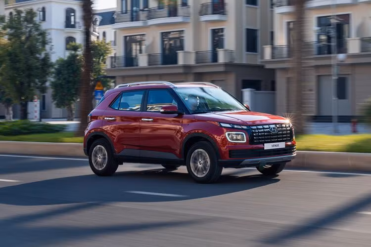 Xe được hưởng chế độ bảo hành 5 năm hoặc 100.000km tùy điều kiện nào đến trước. Mức giá xe Hyundai Venue 2024 phiên bản 1.0 T-GDi công bố là 539 triệu đồng; Hyundai Venue 1.0 T-GDi Đặc biệt là 579 triệu đồng.