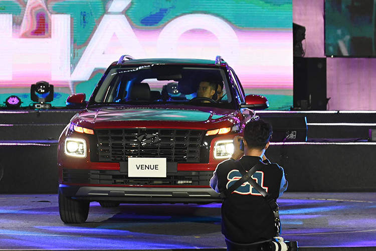 Cụm đèn chiếu sáng dạng Projector LED được thiết kế tách cụm mới, đặc trưng bởi đường nét sắc sảo và tinh tế. Đèn định vị ban ngày DRL (Daytime Running Light) của xe được thiết kế bao quanh cụm đèn pha tạo nên nét độc đáo cho xe. Cản trước được sơn màu bạc, tạo nên vẻ hiện đại năng động