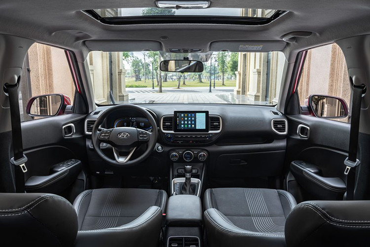 Hyundai Venue sở hữu kích cỡ nhỏ gọn với kích thước chiều Dài x Rộng x Cao lần lượt 3.995 x 1.770 x 1.645 (mm). Khoảng sáng gầm xe đạt 195mm cùng chiều dài cơ sở 2.500 mm. Không gian nội thất hiện đại với khả năng tối ưu không gian vượt trội trong phân khúc, giúp chủ nhân dễ dàng sử dụng các chức năng trên xe.
