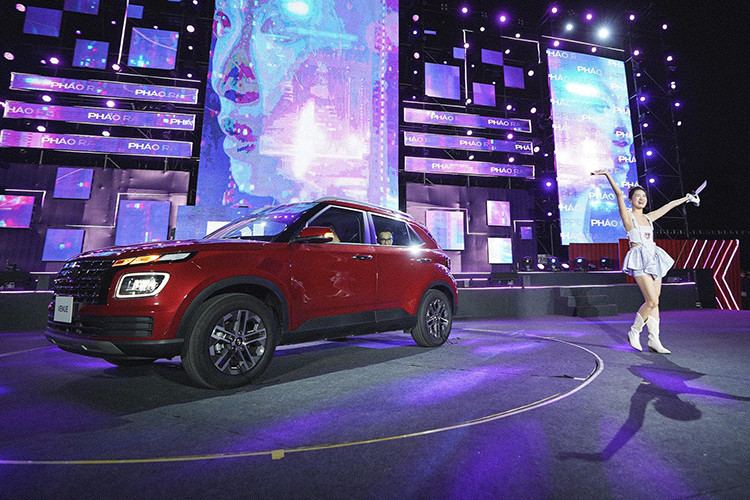 Nhằm đáp ứng được nhu cầu về một chiếc xe đủ nhỏ gọn song cũng đủ mạnh mẽ di chuyển trong nhiều điều kiện vận hành, Hyundai Thành Công đã giới thiệu chiếc Hyundai Venue thế hệ mới nhất đến với người tiêu dùng Việt Nam, đồng thời hoàn thiện dải sản phẩm SUV của mình đủ các phân khúc.