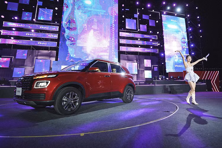 Nhằm đáp ứng được nhu cầu về một chiếc xe đủ nhỏ gọn song cũng đủ mạnh mẽ di chuyển trong nhiều điều kiện vận hành, Hyundai Thành Công đã giới thiệu chiếc Hyundai Venue thế hệ mới nhất đến với người tiêu dùng Việt Nam, đồng thời hoàn thiện dải sản phẩm SUV của mình đủ các phân khúc.