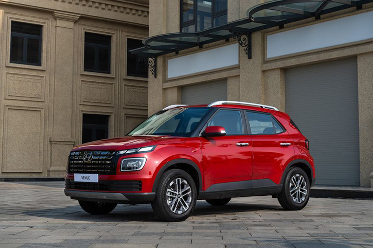 Hyundai Venue được trang bị động cơ I3 Kappa 1.0 Turbo GDI cho công suất tối đa 120 mã lực tại 6.000 vòng/phút, momen xoắn cực đại 172Nm tại 1.500 ~ 4.000 vòng/phút. Xe được trang bị hộp số đi kèm là loại ly hợp kép 7 cấp đem đến khả năng chuyển số nhanh với phong cách thể thao.