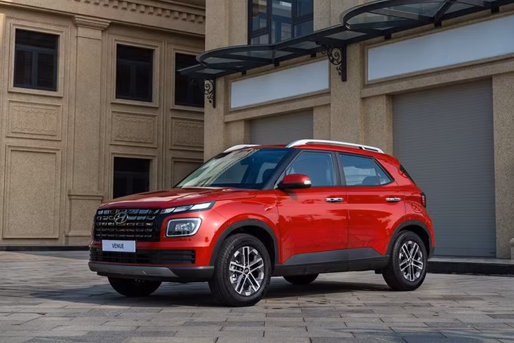 Hyundai Venue được trang bị động cơ I3 Kappa 1.0 Turbo GDI cho công suất tối đa 120 mã lực tại 6.000 vòng/phút, momen xoắn cực đại 172Nm tại 1.500 ~ 4.000 vòng/phút. Xe được trang bị hộp số đi kèm là loại ly hợp kép 7 cấp đem đến khả năng chuyển số nhanh với phong cách thể thao.