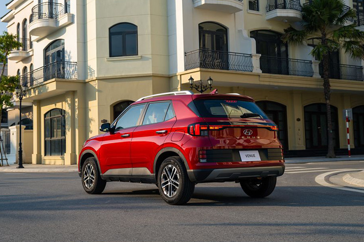 Đặc biệt, Venue được trang bị Drive Mode với 3 chế độ lái Normal - Eco - Sport giúp đáp ứng đa dạng các điều kiện vận hành khác nhau. Hyundai Thành Công phân phối 2 phiên bản khác nhau cùng 6 lựa chọn màu sắc: Trắng, Bạc, Đỏ, Xanh dương, Đen và Xám kim loại.