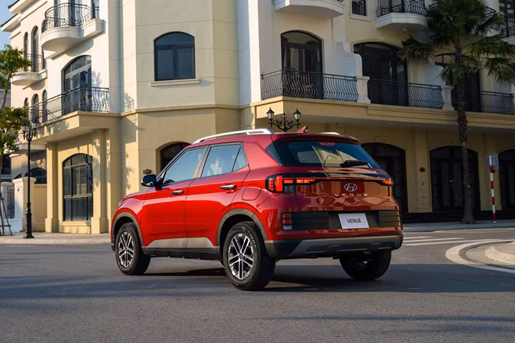 Đặc biệt, Venue được trang bị Drive Mode với 3 chế độ lái Normal - Eco - Sport giúp đáp ứng đa dạng các điều kiện vận hành khác nhau. Hyundai Thành Công phân phối 2 phiên bản khác nhau cùng 6 lựa chọn màu sắc: Trắng, Bạc, Đỏ, Xanh dương, Đen và Xám kim loại.