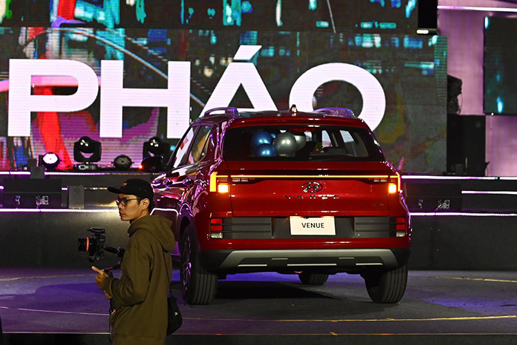 Hyundai Venue 2024 tại Việt Nam sở hữu thiết kế ấn tượng với điểm nhấn phía trước là lưới tản nhiệt kích thước lớn tạo hình thác nước Cascading Grill theo phong cách Parametric Dynamic mang dấu ấn của mẫu xe đàn anh Palisade.