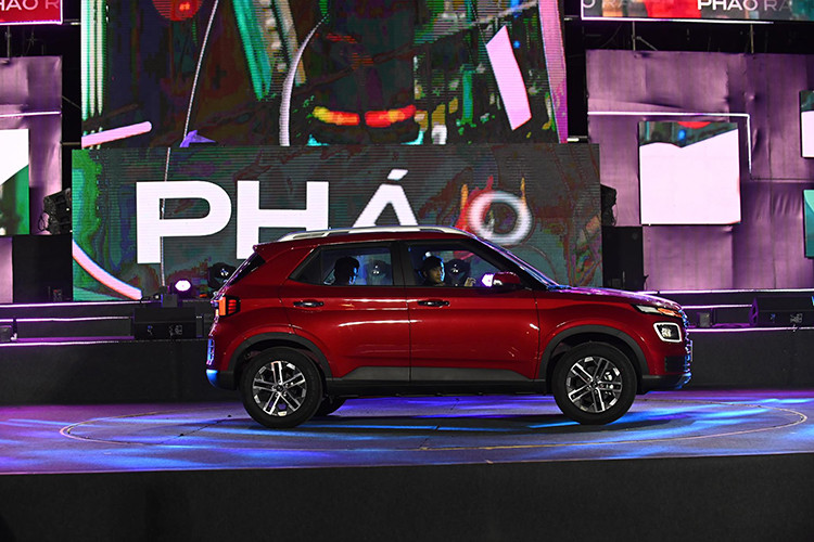 Xe được trang bị bộ lazang 16 inch trên cả 2 phiên bản với thông số lốp 215/60R16. Venue cũng được trang bị thanh giá nóc, giúp tăng thêm vẻ mạnh mẽ đồng thời dễ dàng phát huy công năng khi cần chở đồ có kích thước lớn mà khoang hành lí không chứa đủ.