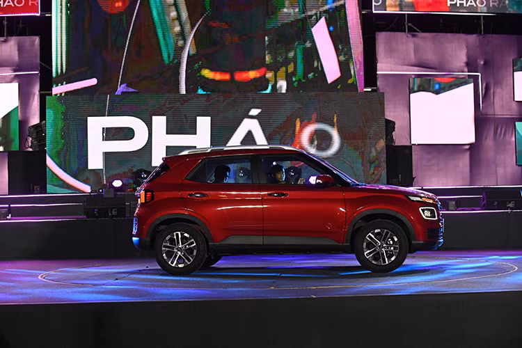 Xe được trang bị bộ lazang 16 inch trên cả 2 phiên bản với thông số lốp 215/60R16. Venue cũng được trang bị thanh giá nóc, giúp tăng thêm vẻ mạnh mẽ đồng thời dễ dàng phát huy công năng khi cần chở đồ có kích thước lớn mà khoang hành lí không chứa đủ.