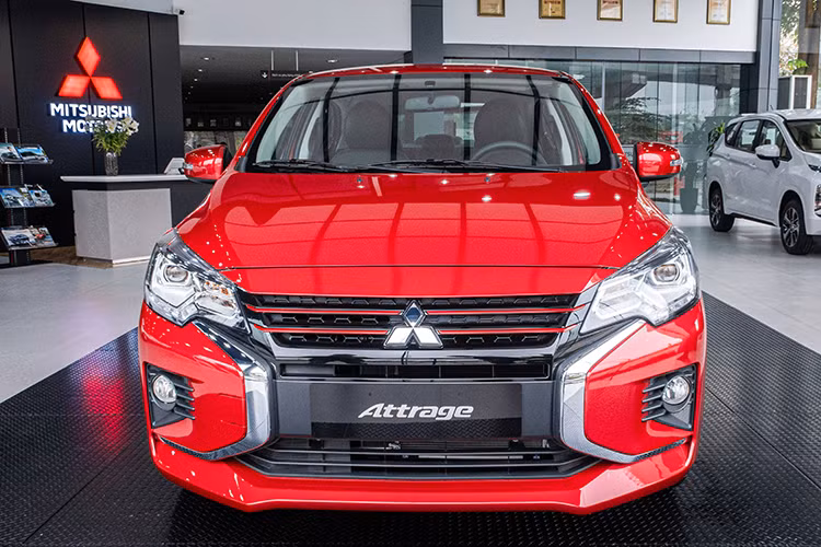 Là mẫu xe kế tiếp thừa hưởng ngôn ngữ thiết kế “Dynamic Shield” độc đáo với diện mạo hoàn toàn mới, Attrage 2020 sở hữu kiểu dáng mạnh mẽ, hiện đại, năng động. Phần đầu xe đặc trưng với 2 thanh trang trí mạ crôm hình chữ X. Lưới tản nhiệt với đường viền màu đỏ, hệ thống đèn chiếu sáng phía trước Bi-LED dạng thấu kính chiếu sáng tốt hơn.