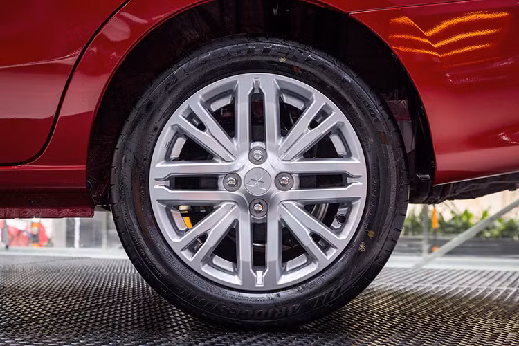 Ngoài ra, Attrage thế hệ mới cũng được trang bị thêm ăng ten vây cá mập giúp tăng thêm tính thẩm mỹ cho xe. Đi kèm với đó là bộ mâm đúc đa chấu hình ngôi sao với kích cỡ 15 inch thiết kế mới mạnh mẽ hơn.