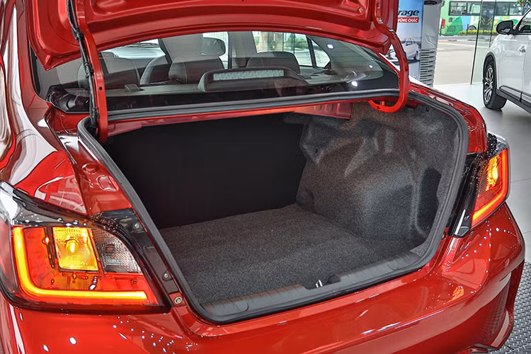 Được phát triển với tiêu chí là mẫu xe tiết kiệm nhiên liệu, Attrage đạt mức tiết kiệm nhiên liệu vượt trội trong phân khúc xe sedan hạng B hiện này với số tiêu thụ nhiên liệu theo công bố của cục đăng kiểm Việt Nam là 5.09L/100km đối với phiên bản MT và 5.36L/100km phiên bản CVT.