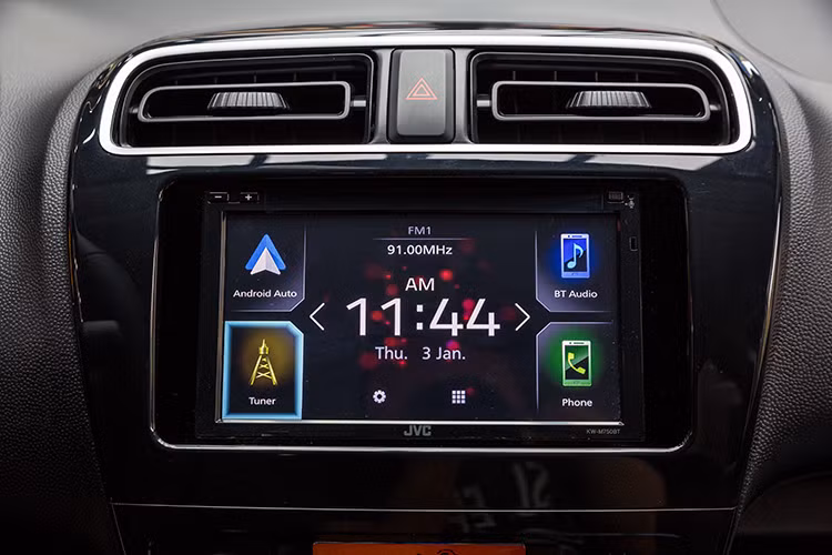 Mitsubishi Attrage 2020 mới được trang bị hàng loạt các tiện nghi như: Chìa khóa thông minh, khởi động nút bấm, ghế da mới sang trọng và êm ái, nút chỉnh âm thanh trên vô lăng, hệ thống điều hòa tự động, gập gương điện đến những tiện nghi cho hành khách sau như tựa tay với hốc để ly, 3 tựa đầu cho hàng ghế sau…