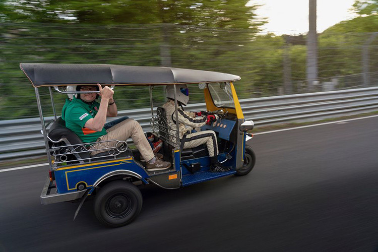 Với ba người trên xe, &#x1d;Tuk tuk đã hoàn thành một vòng trường đua Nurburgring dài 12,9 miles (20,76 km) và chạm vạch đích với thời gian tổng cộng 31 phút 49,46 giây. Đây là một thành tích đáng nể với một chiếc xe thô sơ Tuk tuk. So sánh vui, một chiếc Lamborghini Aventador SVJ có thời gian chạy một vòng trường đua chỉ 6 phút 44.97, tức Tuk-Tuk chậm hơn gấp bốn lần so với siêu xe Ý.