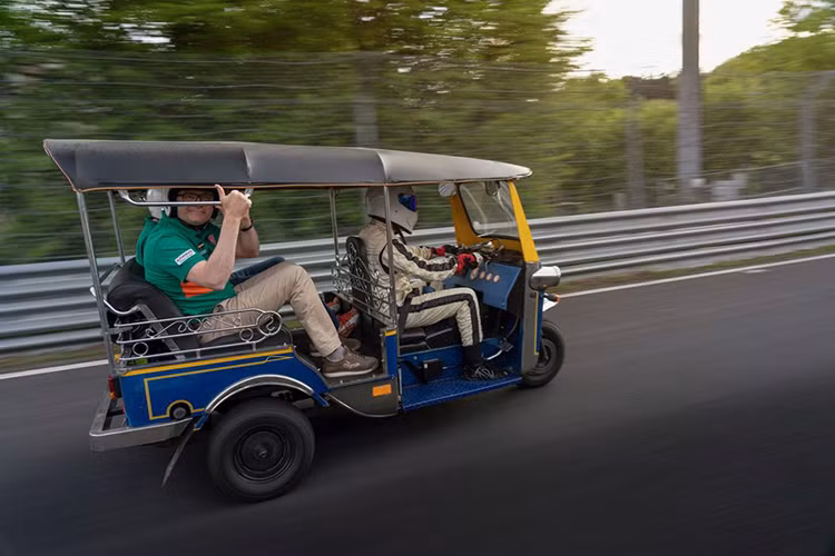 Với ba người trên xe, Tuk tuk đã hoàn thành một vòng trường đua Nurburgring dài 12,9 miles (20,76 km) và chạm vạch đích với thời gian tổng cộng 31 phút 49,46 giây. Đây là một thành tích đáng nể với một chiếc xe thô sơ Tuk tuk. So sánh vui, một chiếc Lamborghini Aventador SVJ có thời gian chạy một vòng trường đua chỉ 6 phút 44.97, tức Tuk-Tuk chậm hơn gấp bốn lần so với siêu xe Ý.