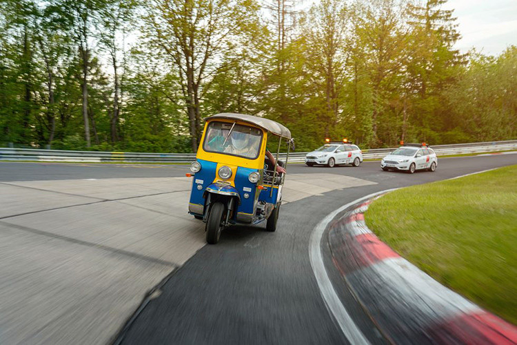 Cầm lái xe Tuk Tuk trên đường đua Nurburgring là một tay đua vô danh mặt đồ theo phong cách tay đua “Stig” nổi tiếng của trang Top Gear, chở theo hai anh bạn đến có tên Bjorn Lagercrantz và Peter Ternstrom, bộ ba này có tên nhóm là Granturismo Events!