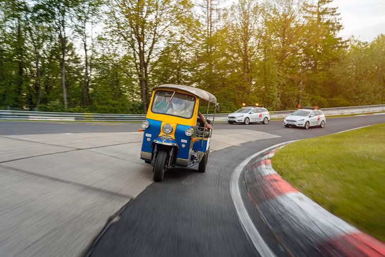 Cầm lái xe Tuk Tuk trên đường đua Nurburgring là một tay đua vô danh mặt đồ theo phong cách tay đua “Stig” nổi tiếng của trang Top Gear, chở theo hai anh bạn đến có tên Bjorn Lagercrantz và Peter Ternstrom, bộ ba này có tên nhóm là Granturismo Events!