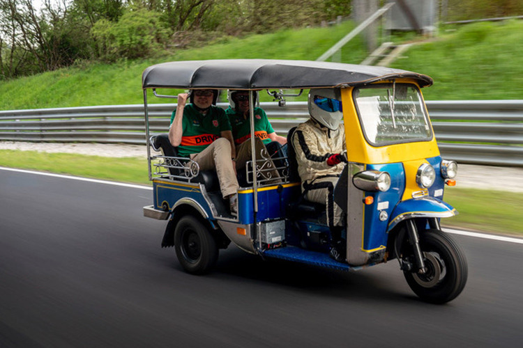 Sau khi hoàn thành một vòng đua, nhóm cho biết: “Ngồi trên một chiếc xe tuk-tuk là một trải nghiệm rất đáng sợ. Chiếc xe ba bánh nhỏ bé mỏng manh và không ổn định. Có một số góc cua xe vào cua chỉ bằng 2 bánh xe! Chúng tôi không bao giờ muốn làm điều này một lần nữa. Thật là kinh khủng”.