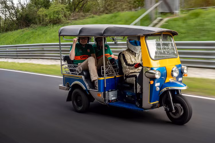 Sau khi hoàn thành một vòng đua, nhóm cho biết: “Ngồi trên một chiếc xe tuk-tuk là một trải nghiệm rất đáng sợ. Chiếc xe ba bánh nhỏ bé mỏng manh và không ổn định. Có một số góc cua xe vào cua chỉ bằng 2 bánh xe! Chúng tôi không bao giờ muốn làm điều này một lần nữa. Thật là kinh khủng”.