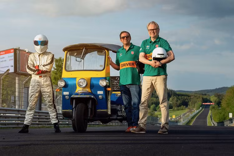Nurburgring là một trường đua nổi tiếng trên thế giới tại Đức mở cửa tự do dành cho các tay lái muốn thử sức nó đươcj ví như "địa ngục xanh" với các vòng đua khắc nghiệt và cực gắt. Rất nhiều người đã bất ngờ khi một phương tiện đi lại nổi tiếng tại Thái Lan - xe 3 bánh Tuk Tuk đã được mang đến đây và hoàn toàn một vòng đua hơn nửa giờ đồng hồ.