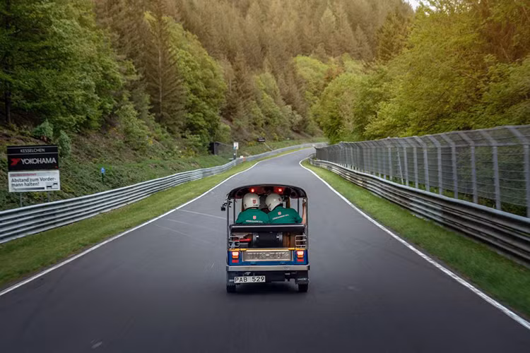 Đây không phải là lần đầu tiên bộ ba này cố gắng thiết lập kỷ lục tại trường đua Nurburgring trên một chiếc tuk-tuk 3 bánh. Theo The Drive, Granturismo Events đã nhập chiếc Tuk Tuk này từ Thái Lan ba năm trước với mục đích lập nên kỷ lục mới.