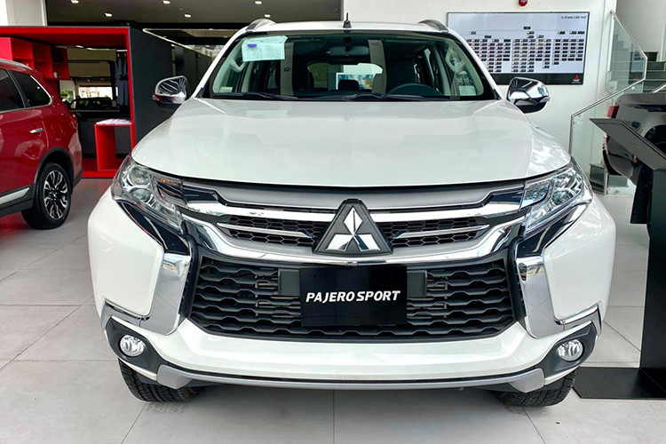 Theo ghi nhận tại các đại lý của Mitsubishi, kể từ sau khi phiên bản nâng cấp mới của mẫu Pajero Sport ra mắt, phiên bản cũ 2019 của mẫu xe này đã lập tức được điều chỉnh giá bán theo hướng giảm nhằm "dọn kho" đón phiên bản mới. 