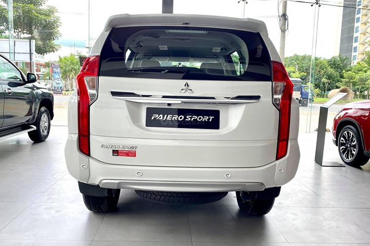 Bên cạnh chương trình giảm giá Mitsubishi Pajero Sport tới 100 triệu đồng từ nhà sản xuất, các đại lý cũng sẵn sàng giảm thêm với số tiền tương đương, nâng tổng giá trị ưu đãi lên tới 200 triệu đồng. Từ đó, số tiền thực tế mà khách hàng phải chi ra để sở hữu mẫu xe Mitsubishi Pajero Sport 2019 chỉ còn từ 780 triệu đồng. Đây là một con số rất cạnh tranh trong phân khúc SUV 7 chỗ hiện nay.