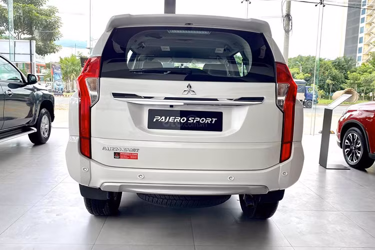 Bên cạnh chương trình giảm giá Mitsubishi Pajero Sport tới 100 triệu đồng từ nhà sản xuất, các đại lý cũng sẵn sàng giảm thêm với số tiền tương đương, nâng tổng giá trị ưu đãi lên tới 200 triệu đồng. Từ đó, số tiền thực tế mà khách hàng phải chi ra để sở hữu mẫu xe Mitsubishi Pajero Sport 2019 chỉ còn từ 780 triệu đồng. Đây là một con số rất cạnh tranh trong phân khúc SUV 7 chỗ hiện nay.