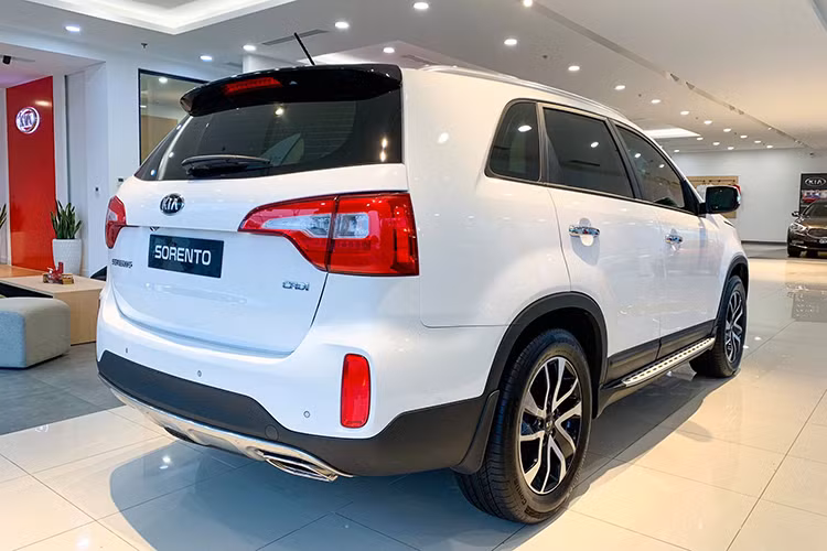 Tại Việt Nam, Kia Sorento 2019 có 2 tuỳ chọn động cơ. Phiên bản động cơ xăng 2.4L cho công suất cực đại 174 mã lực tại 6.000 vòng/phút, mô-men xoắn cực đại 227 Nm tại 3.750 vòng/phút. Phiên bản động cơ diesel 2.2L có công suất cực đại 195 mã lực tại 3.800 vòng/phút, mô-men xoắn cực đại 422-437 Nm tại 1.800-2.500 vòng/phút. Đi kèm hộp số sàn hoặc số tự động 6 cấp. 