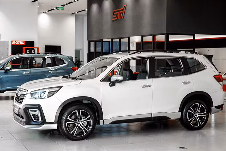 Trong tháng 10/2020, khách hàng mua mẫu xe Subaru Forester sẽ nhận được chương trình giảm giá trực tiếp bằng tiền mặt với giá trị từ 109 - 229 triệu đồng. Cụ thể, phiên bản tiêu chuẩn i-L được điều chỉnh giảm 229 triệu đồng; phiên bản i-S được điều chỉnh giảm 189 triệu đồng và phiên bản i-S EyeSight được điều chỉnh giảm 109 triệu đồng.