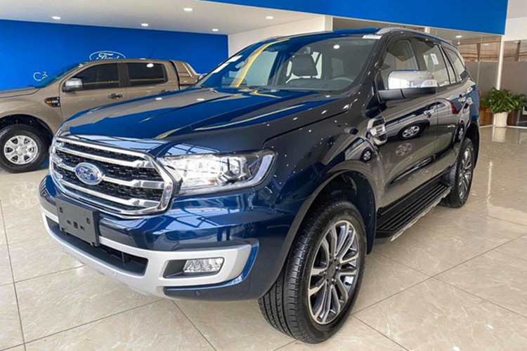 Trong tháng 10 này, Ford Việt Nam tiếp tục áp dụng chương trình ưu đãi một phần lệ phí trước bạ cho mẫu SUV Everest với giá trị dao động từ 20 - 75 triệu đồng. Cụ thể, hai phiên bản Titanium 2.0L AT 4WD, Titanium 2.0L AT 4x2 nhận ưu đãi 20 triệu đồng; phiên bản Trend 2.0L AT 4x2 nhận ưu đãi 50 triệu đồng và 2 phiên bản Ambiente 2.0L AT 4x2, Ambiente 2.0L MT 4x2 nhận ưu đãi 75 triệu đồng.