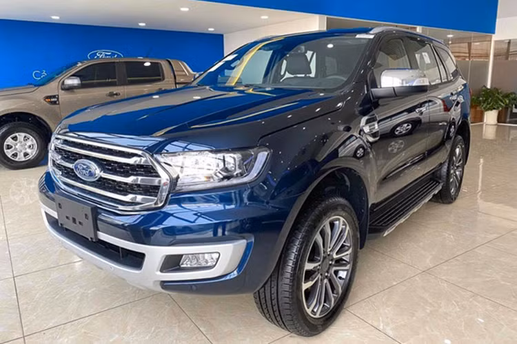 Trong tháng 10 này, Ford Việt Nam tiếp tục áp dụng chương trình ưu đãi một phần lệ phí trước bạ cho mẫu SUV Everest với giá trị dao động từ 20 - 75 triệu đồng. Cụ thể, hai phiên bản Titanium 2.0L AT 4WD, Titanium 2.0L AT 4x2 nhận ưu đãi 20 triệu đồng; phiên bản Trend 2.0L AT 4x2 nhận ưu đãi 50 triệu đồng và 2 phiên bản Ambiente 2.0L AT 4x2, Ambiente 2.0L MT 4x2 nhận ưu đãi 75 triệu đồng.