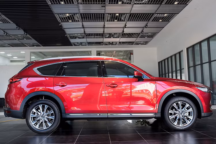 Cụ thể phiên bản 2.5L Deluxe và 2.5L Premium AWD đều được điều chỉnh giảm giá 150 triệu đồng; phiên bản 2.5L Luxury được điều chỉnh giảm 140 triệu đồng và cao nhất là phiên bản 2.5L Premium với mức điều chỉnh tới 190 triệu đồng. Từ đó, giá bán thực tế của Mazda CX-8 chỉ còn dao động từ 999 - 1.249 tỷ đồng.