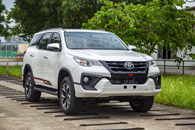 Ngay sau khi phiên bản nâng cấp mới được ra mắt, nhiều đại lý của Toyota Việt Nam đã bắt đầu kế hoạch "xả kho" cho các xe phiên bản của mẫu Fortuner có năm sản xuất 2019.