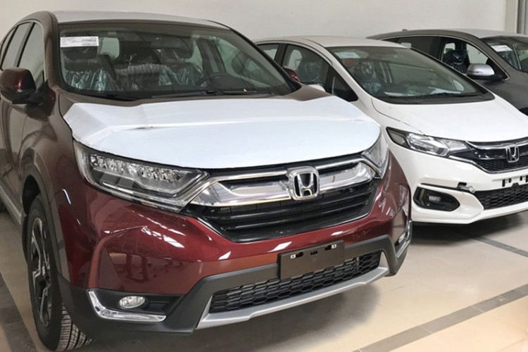 Đối với phiên bản G, xe được giảm giá dao động trong khoảng từ 60 - 80 triệu đồng. Đối với phiên bản L cao cấp hơn, con số này dao động từ 80 - 120 triệu đồng. Ngoài ra, một đại lý cũng sẵn sàng hỗ trợ khách mua xe thêm 50% lệ phí trước bạ kèm theo phần quà tặng là phụ kiện theo xe.