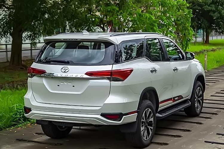 Cụ thể, ngoại trừ phiên bản máy dầu 4x4 AT, các phiên bản của mẫu xe này đều được điều chỉnh giảm từ 40 - 80 triệu đồng. Riêng phiên bản máy dầu 4x4 AT được điều chỉnh giảm tới 200 triệu đồng. Tất nhiên, vì có năm sản xuất là 2019 nên số lượng xe nằm trong chương trình này cũng không thực sự nhiều.