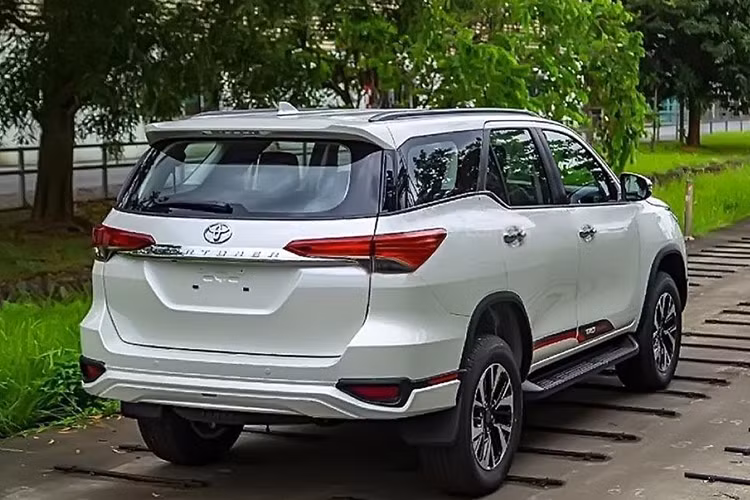 Cụ thể, ngoại trừ phiên bản máy dầu 4x4 AT, các phiên bản của mẫu xe này đều được điều chỉnh giảm từ 40 - 80 triệu đồng. Riêng phiên bản máy dầu 4x4 AT được điều chỉnh giảm tới 200 triệu đồng. Tất nhiên, vì có năm sản xuất là 2019 nên số lượng xe nằm trong chương trình này cũng không thực sự nhiều.