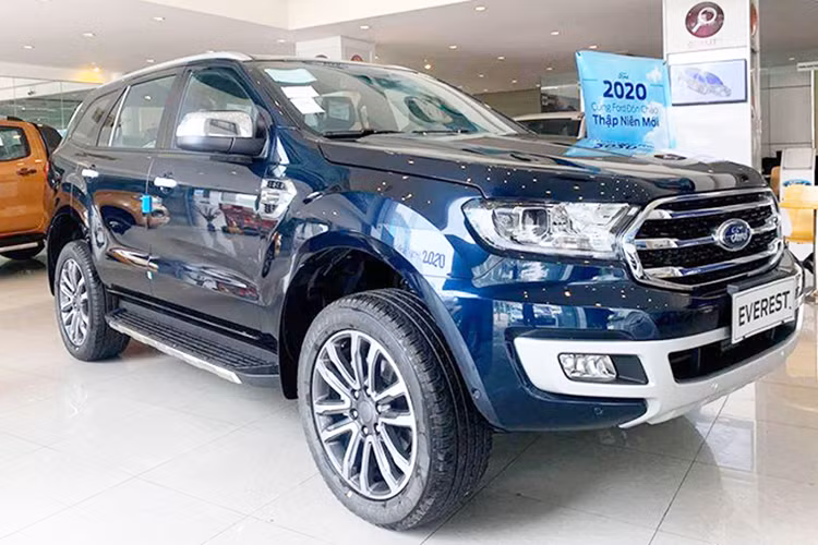 Ngoài ra, tại nhiều đại lý cũng đồng thời chạy song song chương trình giảm từ 160 - 200 triệu đồng cho khách hàng khi chọn mua mẫu Everest phiên bản 2 cầu Titanium có năm sản xuất 2019.