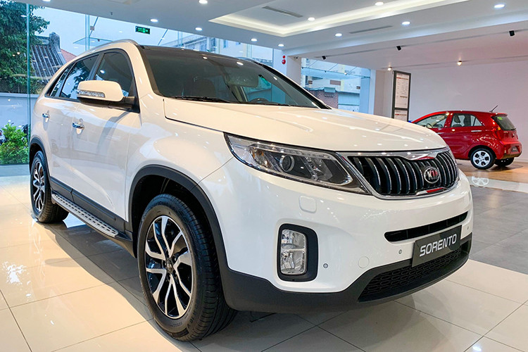 Theo ghi nhận tại các đại lý của KIA, mẫu xe Sorento đang đón nhận chương trình giảm giá hấp dẫn với giá trị dao động từ 80 - 100 triệu VNĐ. Tuy nhiên, chương trình này chỉ được áp dụng dành cho các xe Sorento thế hệ trước với mục tiêu "xả kho" để đón thế hệ thứ 4 hoàn toàn mới về. Sau khi trừ khuyến mãi, giá bán thực tế của Kia Sorento chỉ còn dao động từ 699 triệu đồng.