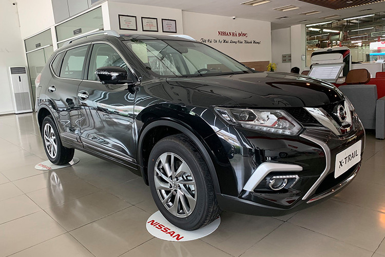 Từ đó, giá bán thực tế của mẫu xe Nissan X-Trail tại Việt Nam chỉ còn tương ứng là 825 triệu đồng và 900 triệu đồng. Bên cạnh đó, các đại lý bán hàng còn dành tặng khách mua xe thêm gói quà tặng phụ kiện trị giá từ 12 - 15 triệu đồng.