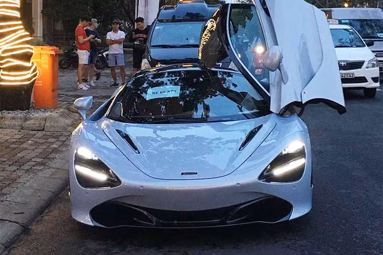 Phiên bản được nhập về Việt Nam màu xám ghi, đắt hơn bản tiêu chuẩn màu cam khoảng 8.000 USD. Tại Mỹ, McLaren 720S có giá khoảng 289.000 USDtương đương 6,56 tỷ đồng). Về đến thị trường Việt Nam, chiếc siêu xe này sẽ phải chịu thuế tiêu thụ đặc biệt lên tới 90% nên chắc chắn nó sẽ có giá khá cao.