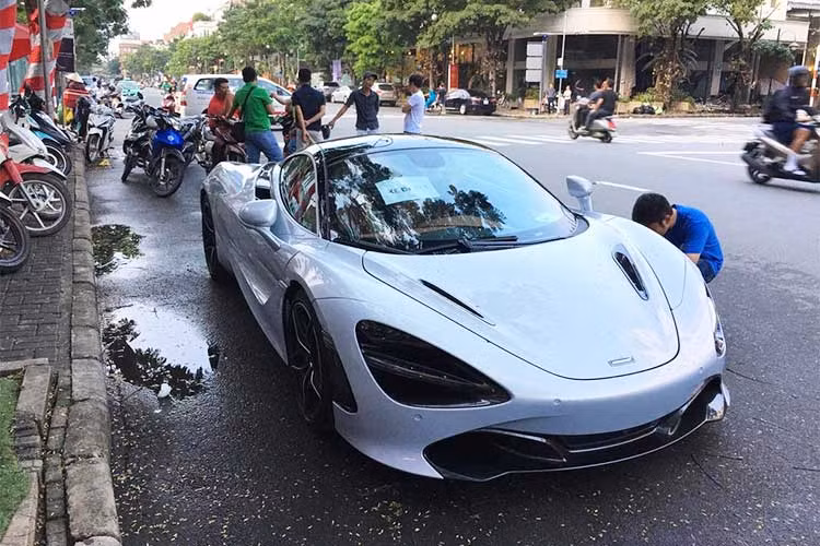 Sau khi rò rỉ những hình ảnh xuất hiện tại cảng VICT tại TP HCM vào tháng 11 năm ngoái, siêu xe McLaren 720S này khá im hơi lặng tiếng, cho đến nay nó mới xuất hiện trên đường phố Việt Nam và chưa được đeo biển số, thay vào đó là mảnh giấy “xe đi xét” trên kính lái.