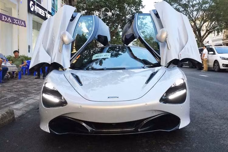 Nhờ sử dụng cấu trúc thân xe nguyên khối bằng sợi carbon, McLaren 720S có trọng lượng khá nhẹ, chỉ khoảng 1.283 kg, nhẹ hơn 18 kg so với tiền nhiệm 650S. Hãng siêu xe McLaren đã làm mới xe bao gồm cắt giảm hệ thống điện 3 kg, hệ thống phanh gốm-carbon tiết kiệm 2 kg, cấu trúc airbox giảm 1,5 kg và hệ thống treo mới giúp giảm đến 16 kg.