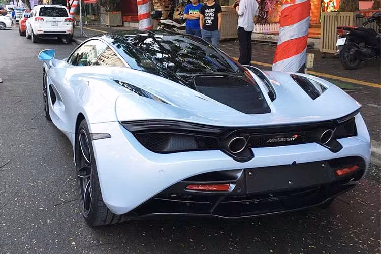 Một số chi tiết thiết kế nổi bật trên McLaren 720S tại Việt Nam gồm khung xe làm từ sợi Carbon thế hệ mới dựa trên cấu trúc Monocage II. Các chất liệu xung quanh phần khung này làm từ nhôm có độ cứng vững cao và đặc biệt là trọng lượng nhẹ. Mâm xe có thiết kế 5 chấu kép khá ấn tượng.