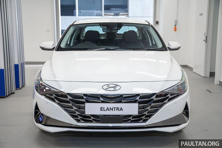 Hyundai Elantra 2021 là chiếc xe dùng chung nền tảng khung gầm với Kia K3 (Cerato ở Việt Nam) và ở đời mới, kích thước lớn hơn về chiều dài, rộng và trục cơ sở tăng. Cụ thể, xe có chiều Dài x Rộng x Cao lần lượt 4.676 x 1826 x 1.414 (mm), chiều dài cơ sở đạt 2.720 mm. Ở ngoại hình, Elantra 2021 thay đổi hoàn toàn so với mô hình với những đường gân nổi chạy dọc thân xe.