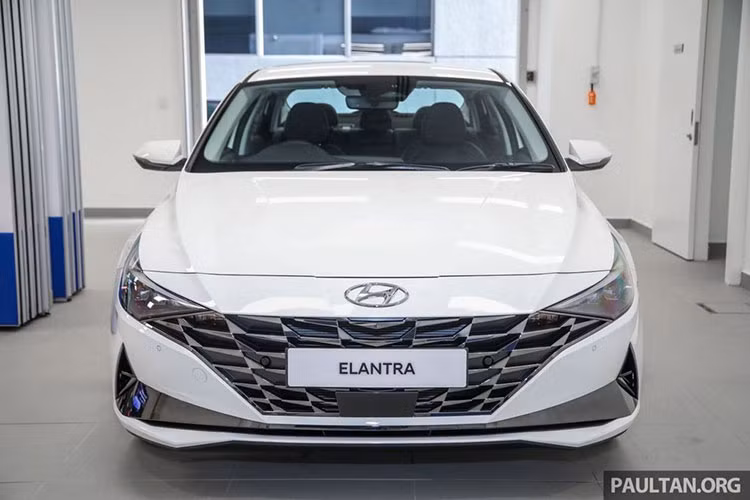 Hyundai Elantra 2021 là chiếc xe dùng chung nền tảng khung gầm với Kia K3 (Cerato ở Việt Nam) và ở đời mới, kích thước lớn hơn về chiều dài, rộng và trục cơ sở tăng. Cụ thể, xe có chiều Dài x Rộng x Cao lần lượt 4.676 x 1826 x 1.414 (mm), chiều dài cơ sở đạt 2.720 mm. Ở ngoại hình, Elantra 2021 thay đổi hoàn toàn so với mô hình với những đường gân nổi chạy dọc thân xe.