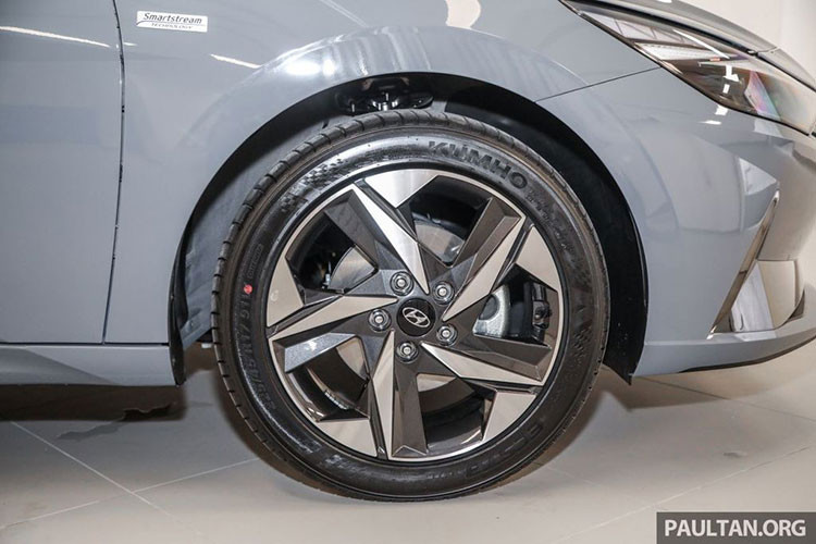 Hyundai Elantra 2021 thế hệ mới sở hữu 2 tùy chọn động cơ bao gồm: Động cơ 2.0L - I4 cho công suất tối đa 147 mã lực đi kèm dẫn động cầu trước và hộp số CVT. Động cơ Hybrid mới dựa trên động cơ 1.6L - I4 và động cơ điện để tạo ra tổng cộng 139 mã lực đi kèm hộp số tự động ly hợp kép 6 cấp và dẫn động cầu trước.