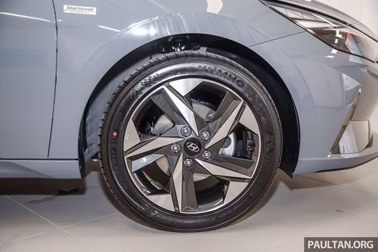 Hyundai Elantra 2021 thế hệ mới sở hữu 2 tùy chọn động cơ bao gồm: Động cơ 2.0L - I4 cho công suất tối đa 147 mã lực đi kèm dẫn động cầu trước và hộp số CVT. Động cơ Hybrid mới dựa trên động cơ 1.6L - I4 và động cơ điện để tạo ra tổng cộng 139 mã lực đi kèm hộp số tự động ly hợp kép 6 cấp và dẫn động cầu trước.