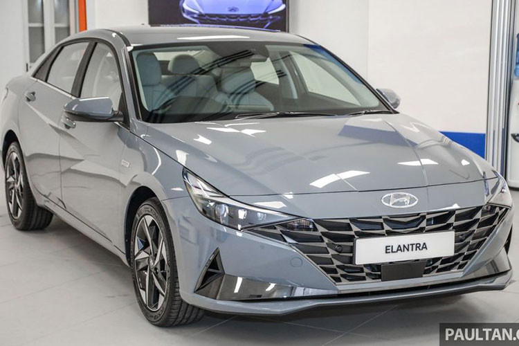 Tại thị trường Malaysia, giá xe Hyundai Elantra 2021 được phân phối với 2 bản là Executive và Premium cùng mức bán ra lần lượt 139.888 RM (khoảng 780 triệu đồng) và 158,888 RM (khoảng 886 triệu đồng). Dự kiến xe sẽ về Việt Nam khoảng cuối năm nay.